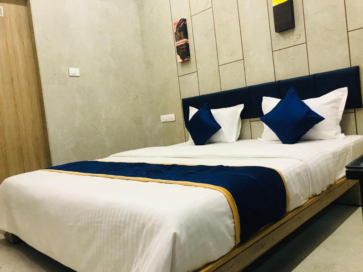 Hotel Blue Berry Gandhinagar Extérieur photo