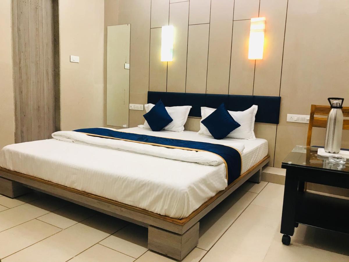 Hotel Blue Berry Gandhinagar Extérieur photo